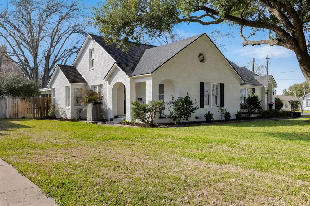 415 Mechanic Street Weimar, TX 78962