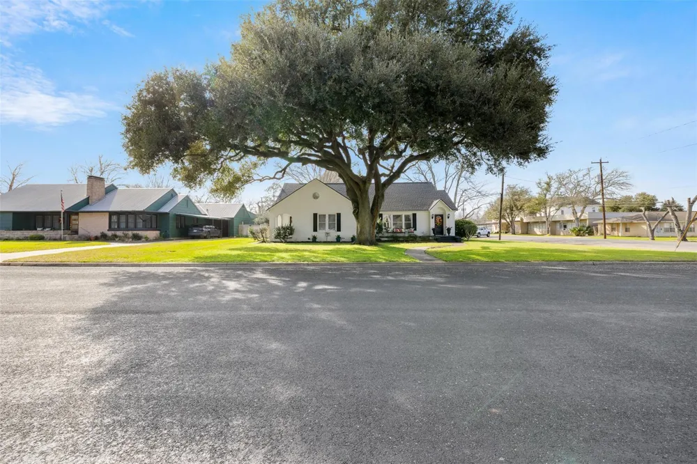 415 Mechanic Street Weimar, TX 78962
