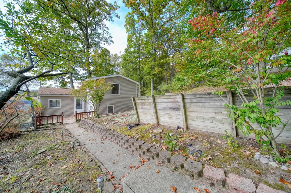 209 North Drive Brooklyn, MI 49230