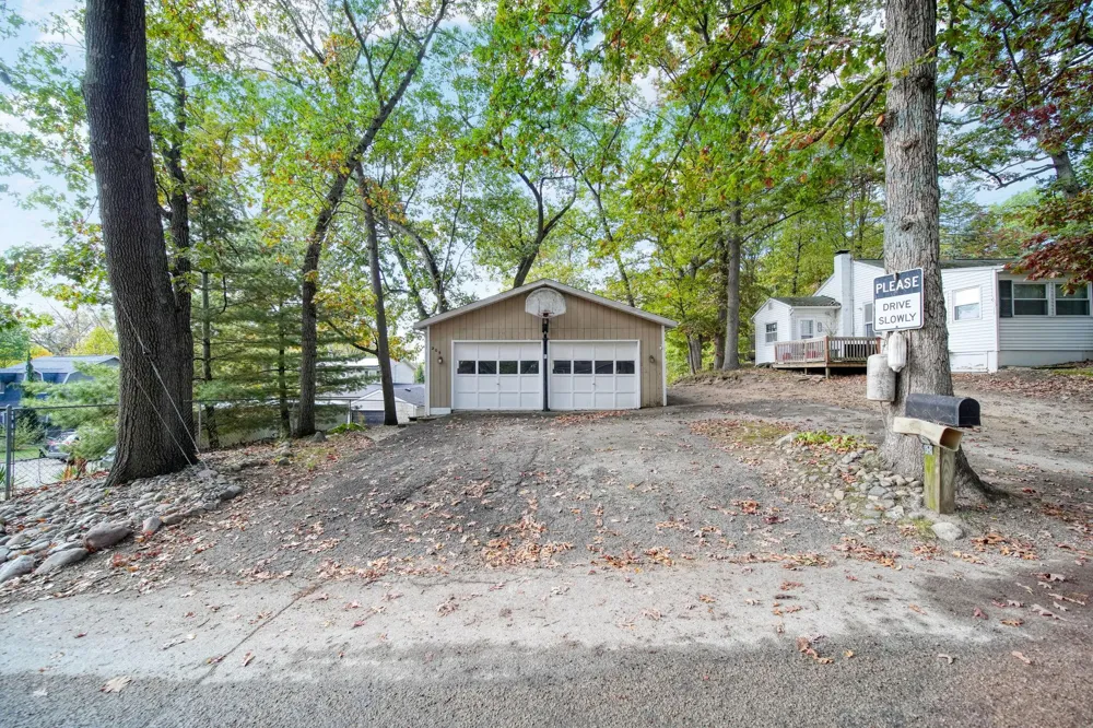 209 North Drive Brooklyn, MI 49230