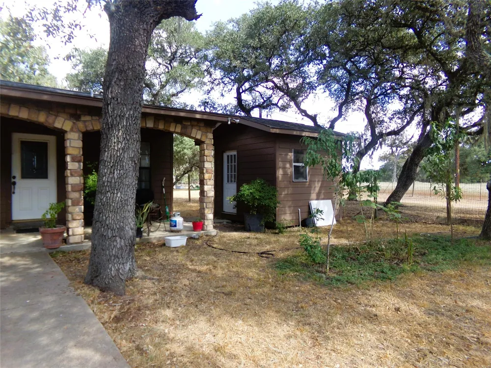 1567 Cr 123f Hallettsville, TX 77964