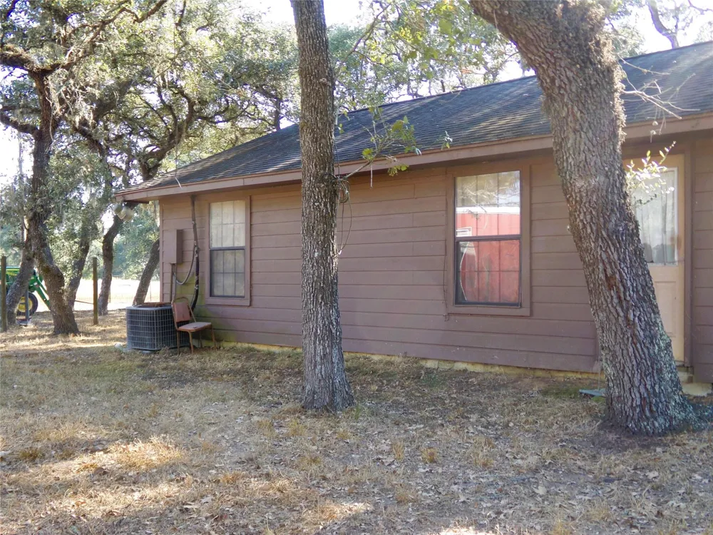 1567 Cr 123f Hallettsville, TX 77964