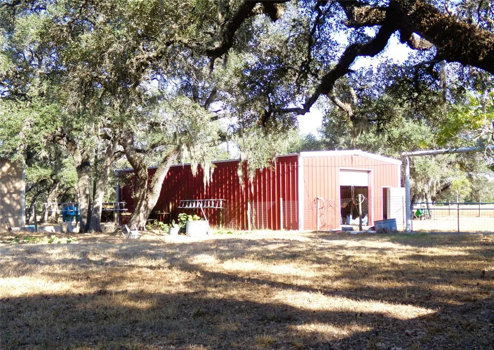 1567 Cr 123f Hallettsville, TX 77964