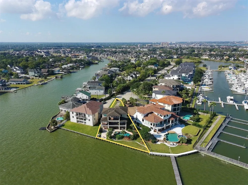2242 Marina Way League City, TX 77565