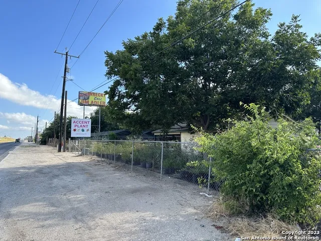 2700 SE Loop 410 San Antonio, TX 78222