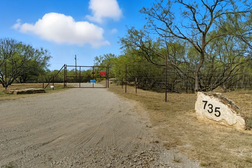 735 Gresham Lane Jacksboro, TX 76458