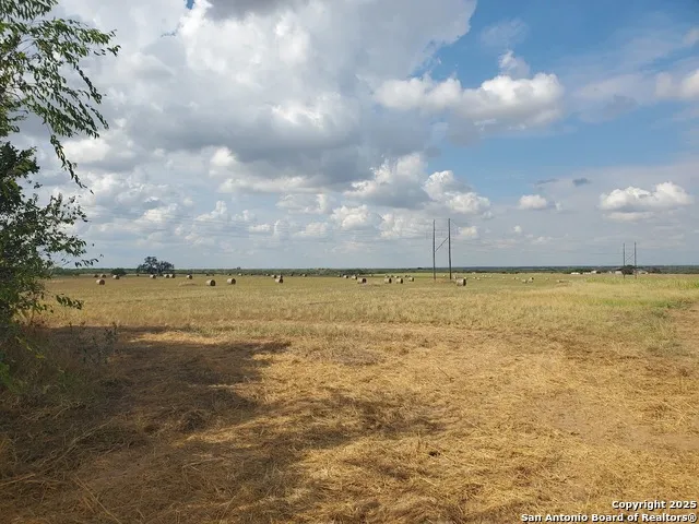 8093 County Road 2400 Moore, TX 78057