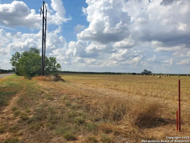 8093 County Road 2400 Moore, TX 78057