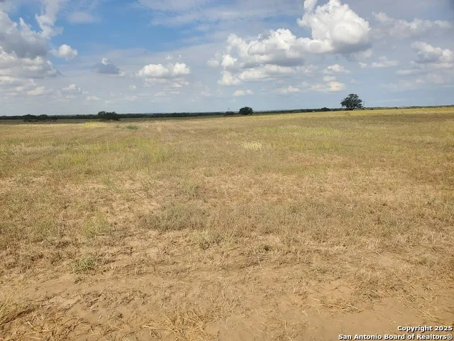 8093 County Road 2400 Moore, TX 78057