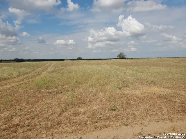 8093 County Road 2400 Moore, TX 78057