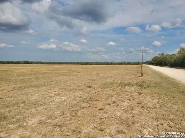 906 County Road 1670 Moore, TX 78057