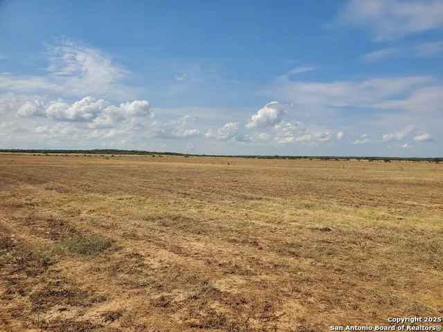906 County Road 1670 Moore, TX 78057
