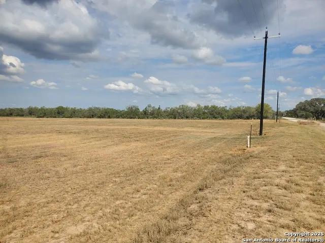 906 County Road 1670 Moore, TX 78057
