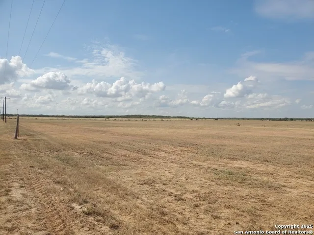 906 County Road 1670 Moore, TX 78057