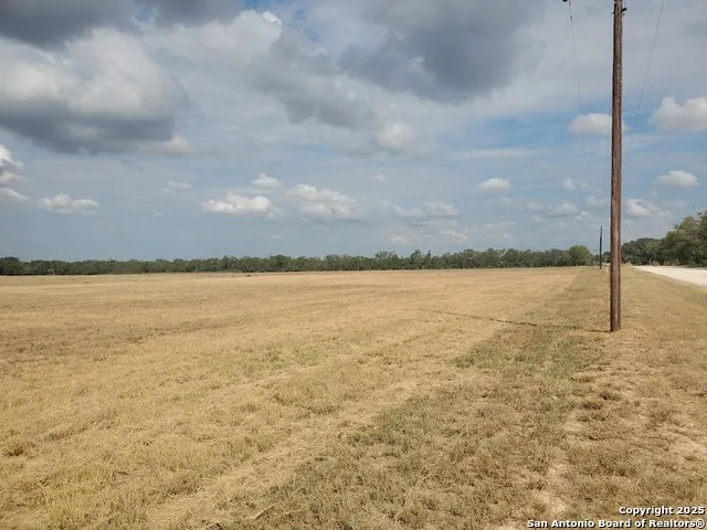 906 County Road 1670 Moore, TX 78057