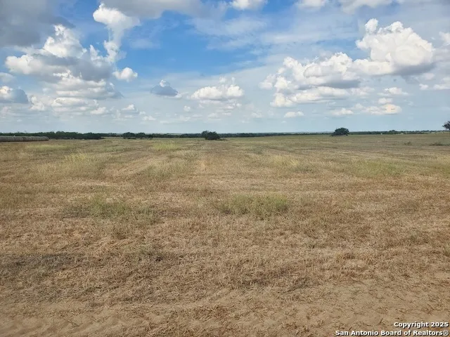 7915 County Road 2400 Moore, TX 78057
