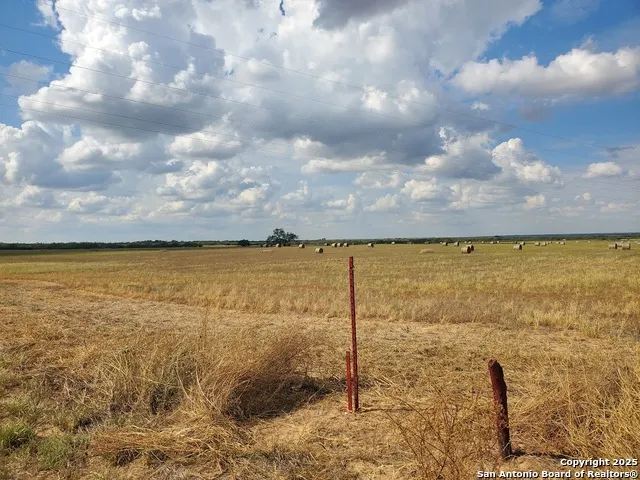 8035 County Road 2400 Moore, TX 78057