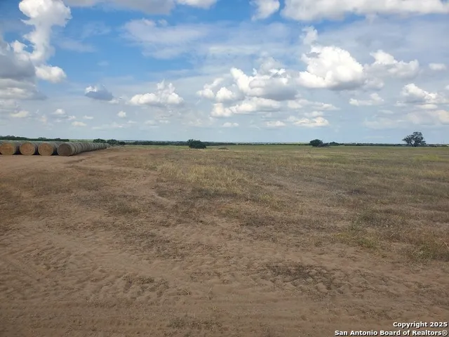 8035 County Road 2400 Moore, TX 78057