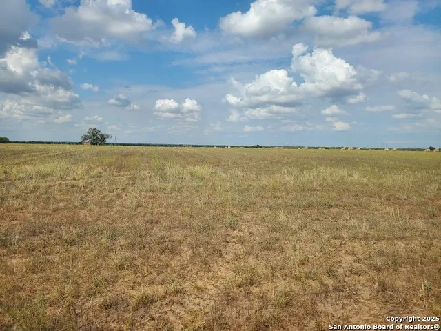 8035 County Road 2400 Moore, TX 78057