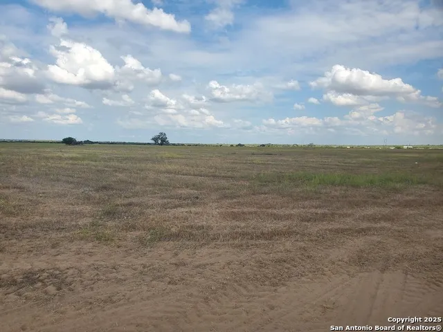 8149 County Road 2400 Moore, TX 78057