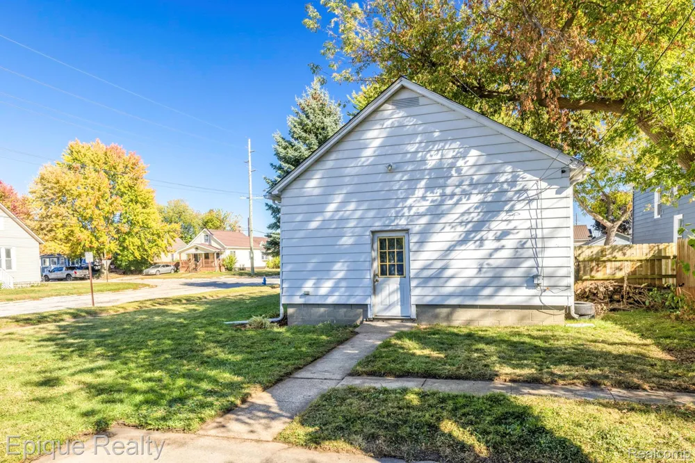 1433 Poplar Street Port Huron City, MI 48060