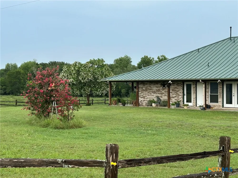 1912 Seminole Trail Dale, TX 78616