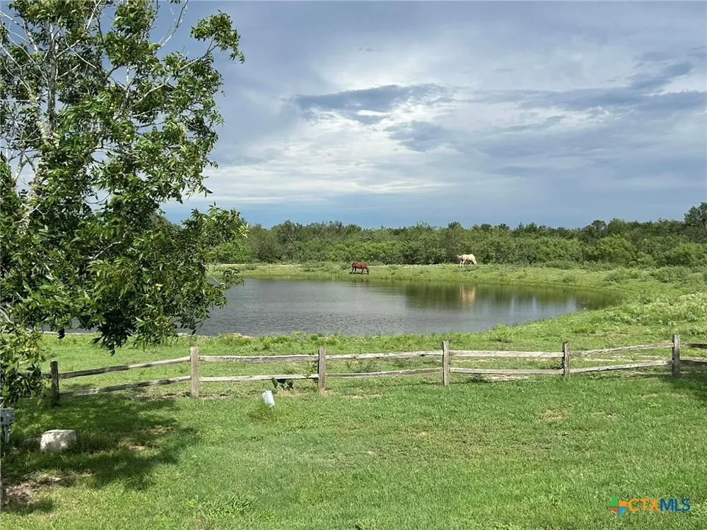 1912 Seminole Trail Dale, TX 78616