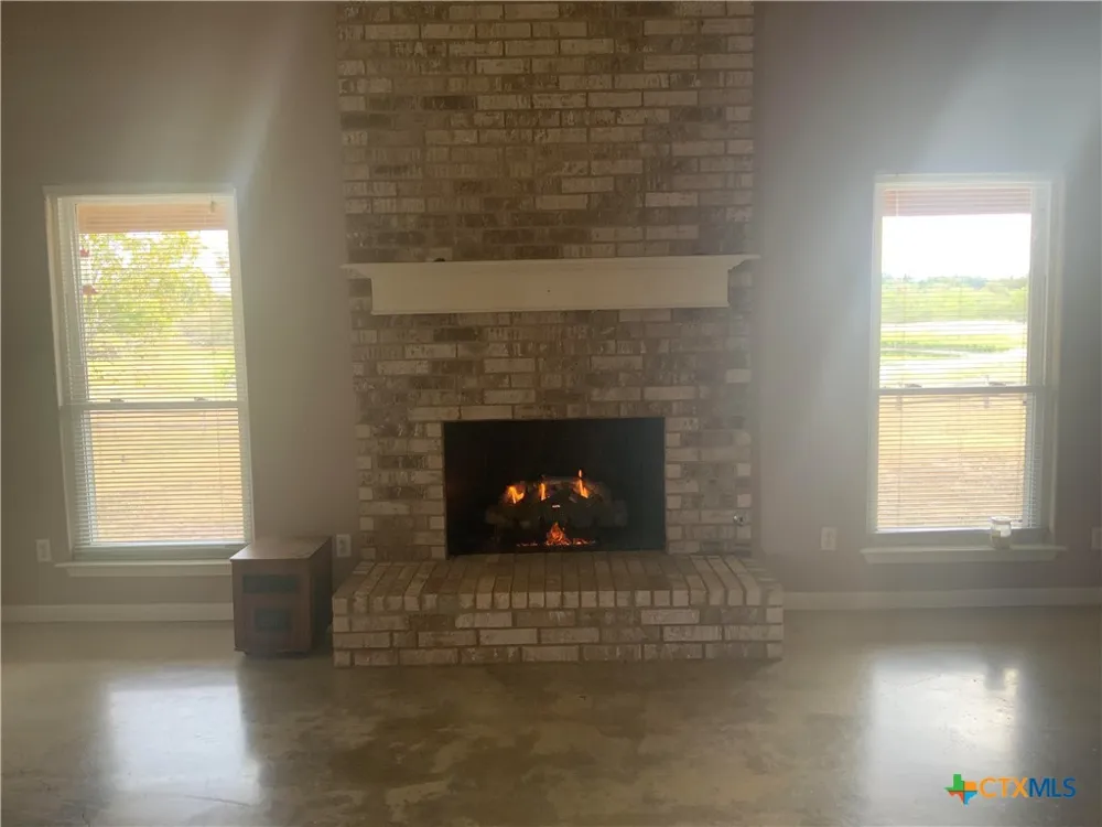 1912 Seminole Trail Dale, TX 78616