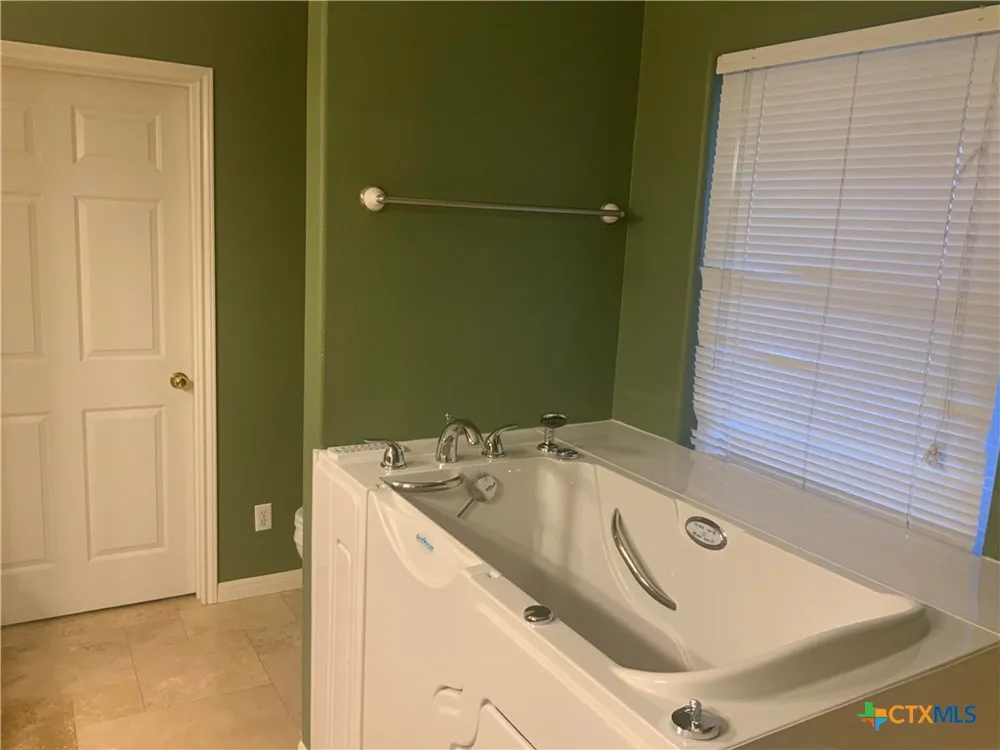 1912 Seminole Trail Dale, TX 78616