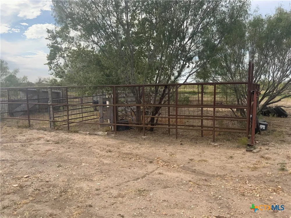 1912 Seminole Trail Dale, TX 78616