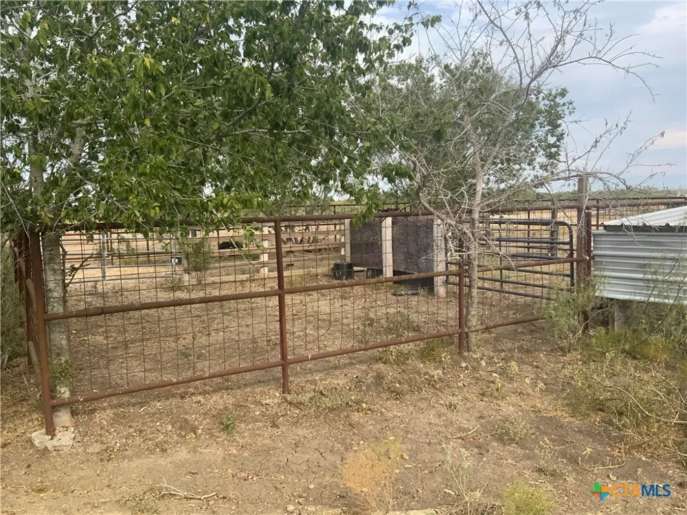 1912 Seminole Trail Dale, TX 78616