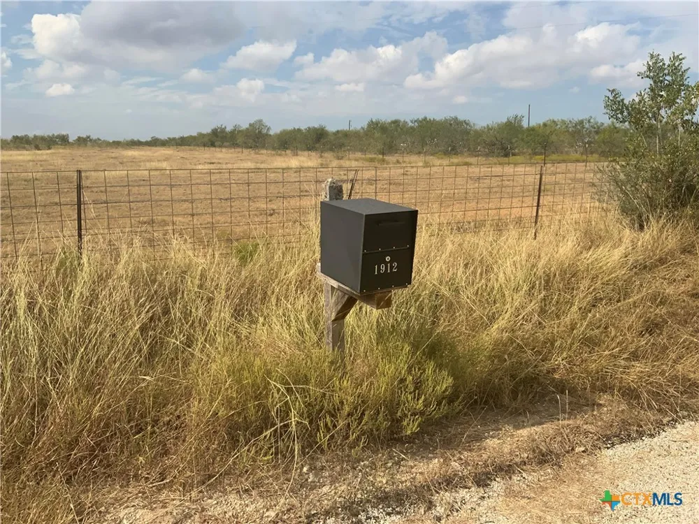 1912 Seminole Trail Dale, TX 78616