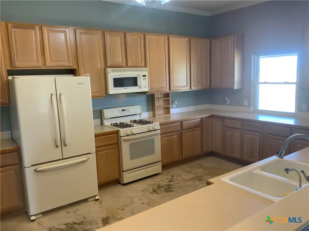 1912 Seminole Trail Dale, TX 78616