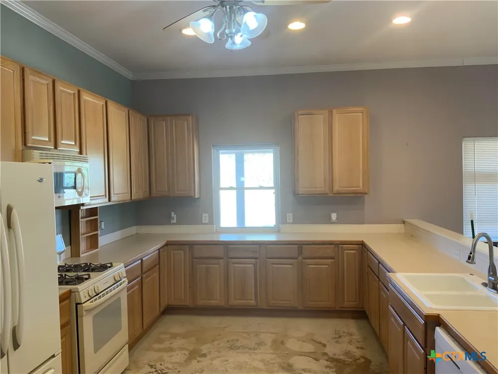 1912 Seminole Trail Dale, TX 78616