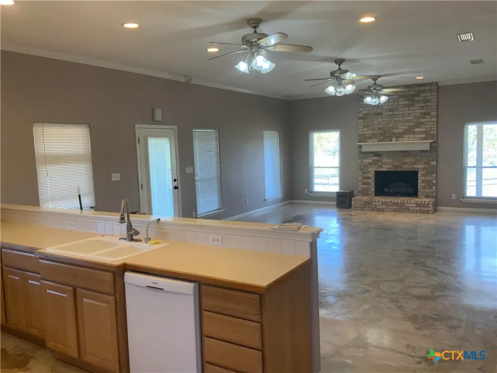 1912 Seminole Trail Dale, TX 78616
