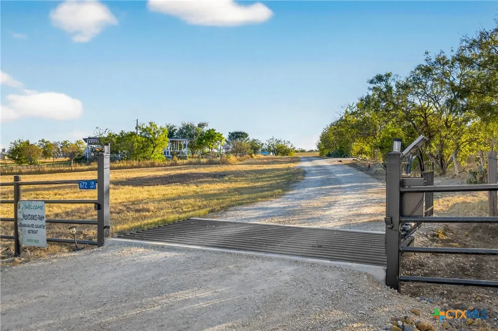 672 County Road 447 Waelder, TX 78959