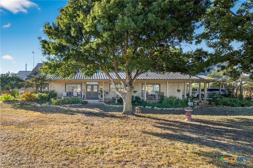 672 County Road 447 Waelder, TX 78959