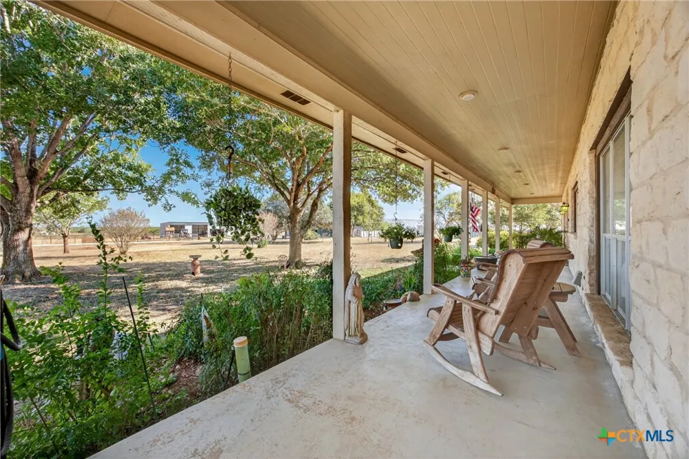 672 County Road 447 Waelder, TX 78959