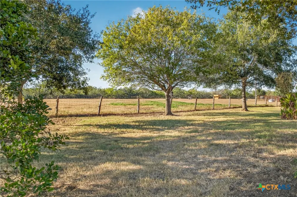 672 County Road 447 Waelder, TX 78959