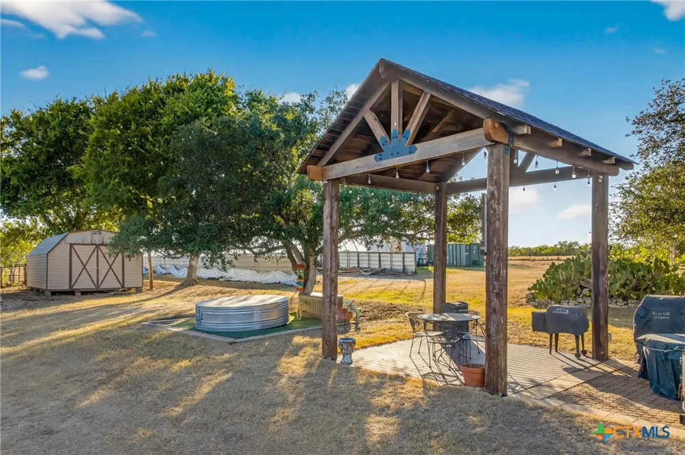 672 County Road 447 Waelder, TX 78959