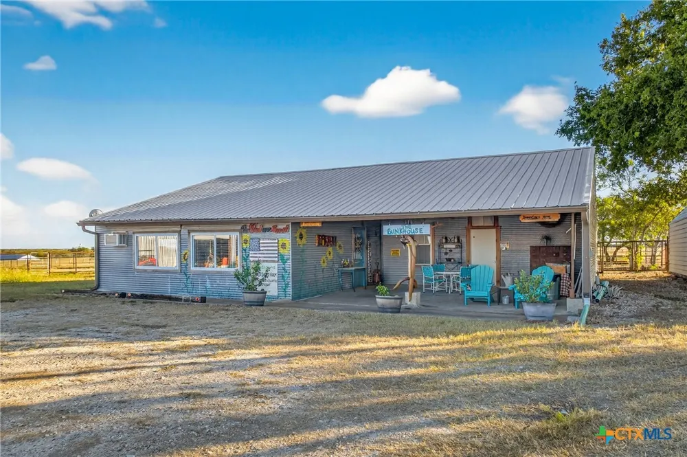 672 County Road 447 Waelder, TX 78959