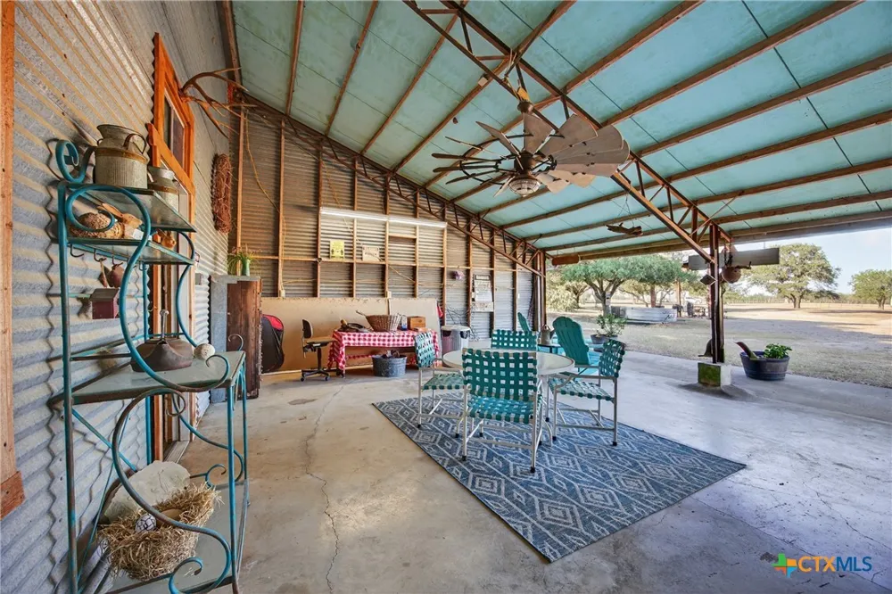672 County Road 447 Waelder, TX 78959
