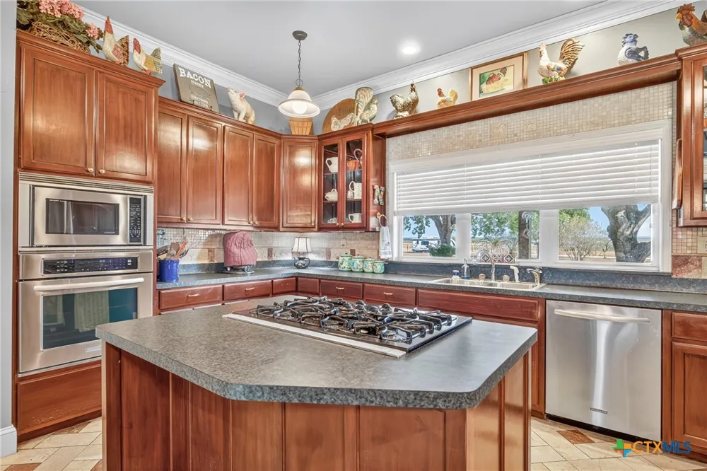 672 County Road 447 Waelder, TX 78959
