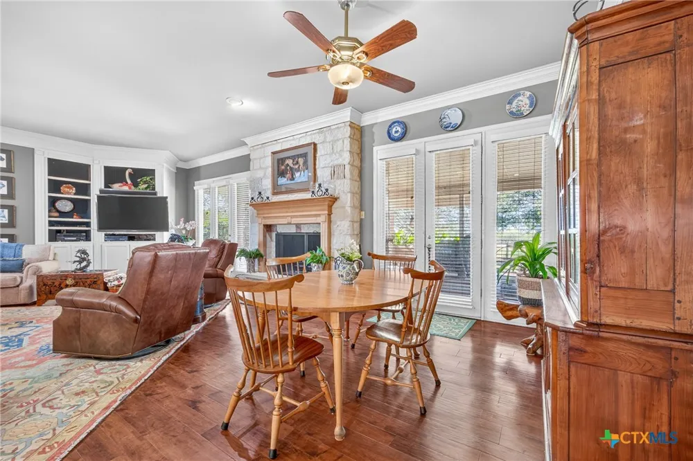 672 County Road 447 Waelder, TX 78959