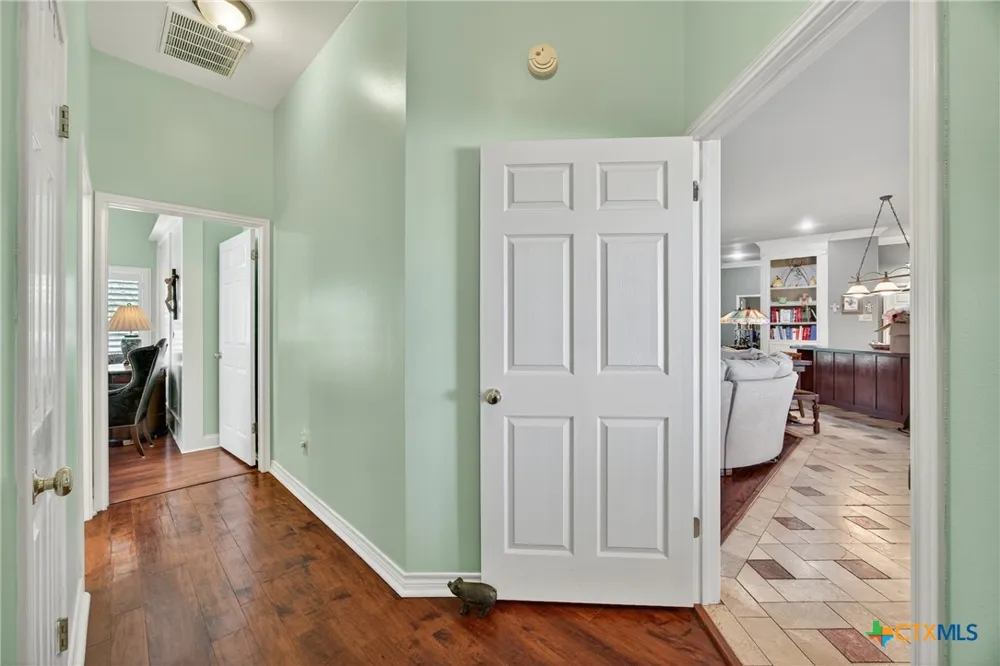 672 County Road 447 Waelder, TX 78959