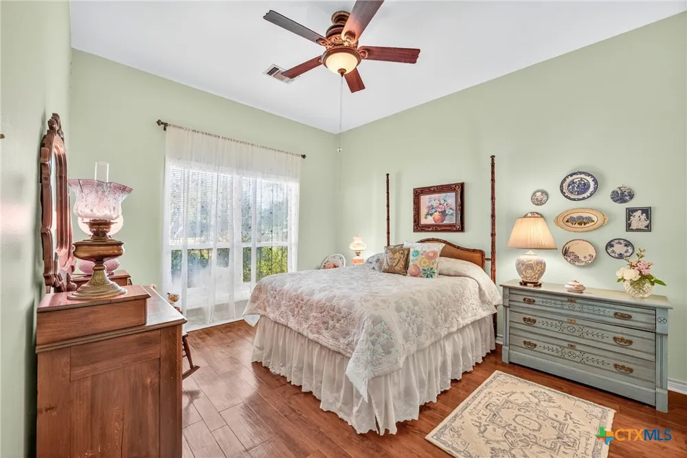 672 County Road 447 Waelder, TX 78959