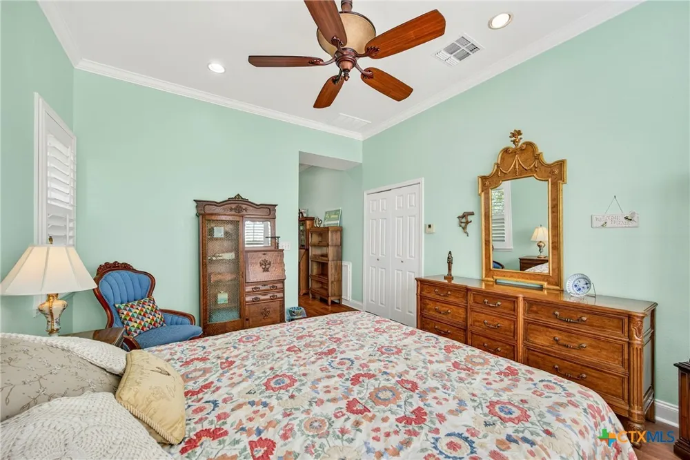 672 County Road 447 Waelder, TX 78959
