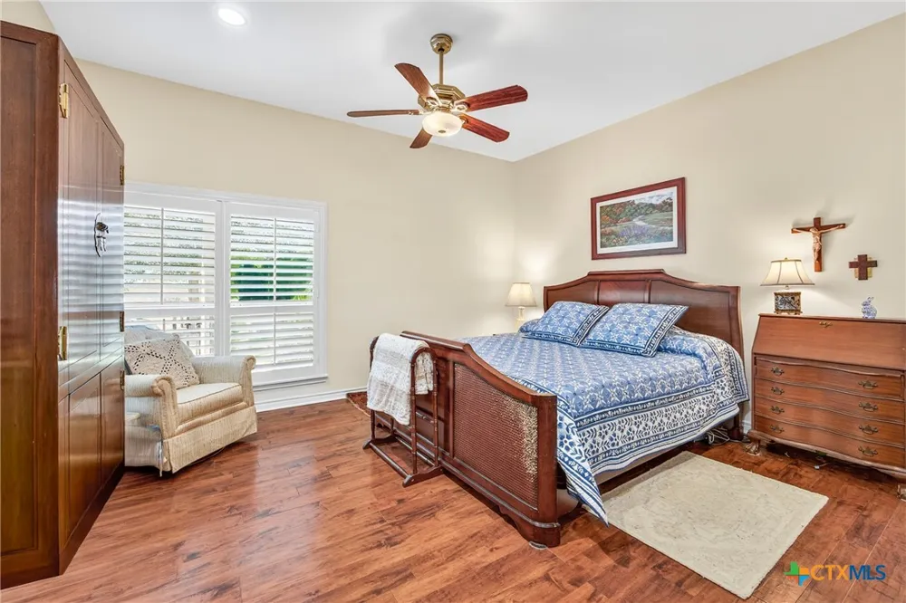 672 County Road 447 Waelder, TX 78959