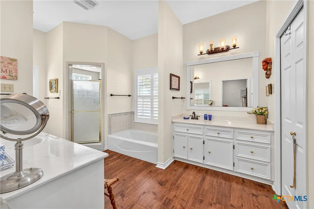 672 County Road 447 Waelder, TX 78959
