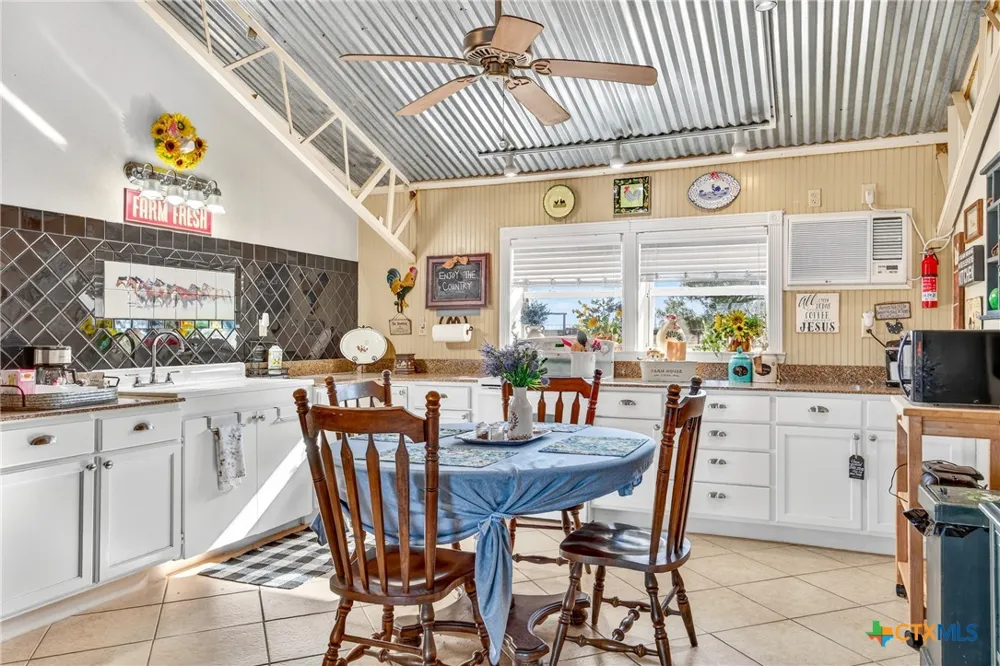 672 County Road 447 Waelder, TX 78959